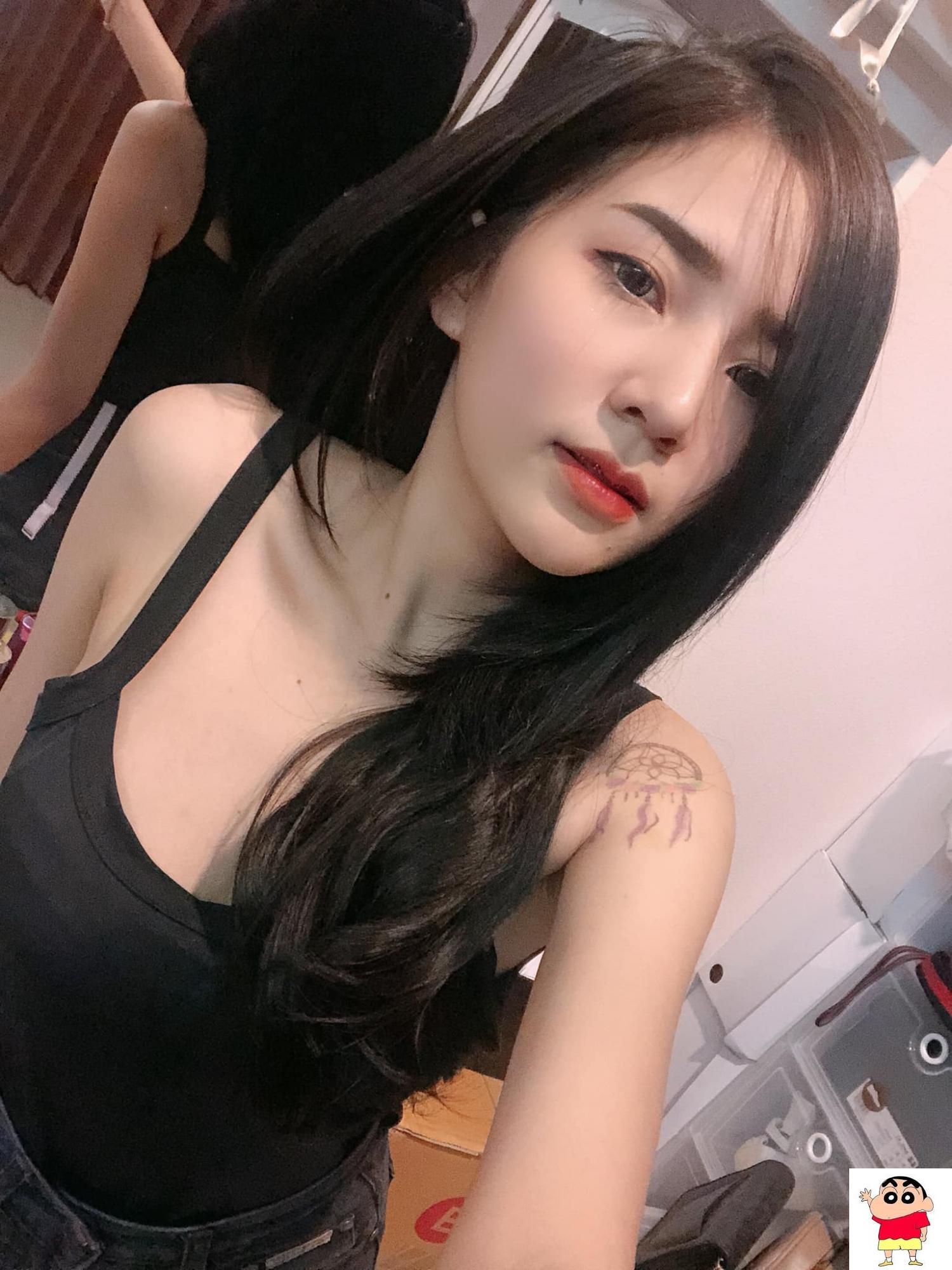 牙套妹白嫩美乳深藏不露　深V低胸洩漏「泰式重乳」 (12P)